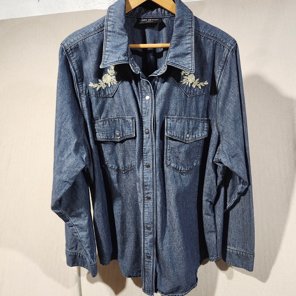 Lane Bryant Women 22/24 Blue Denim Floral Embroidered Western Snap Front Shirt